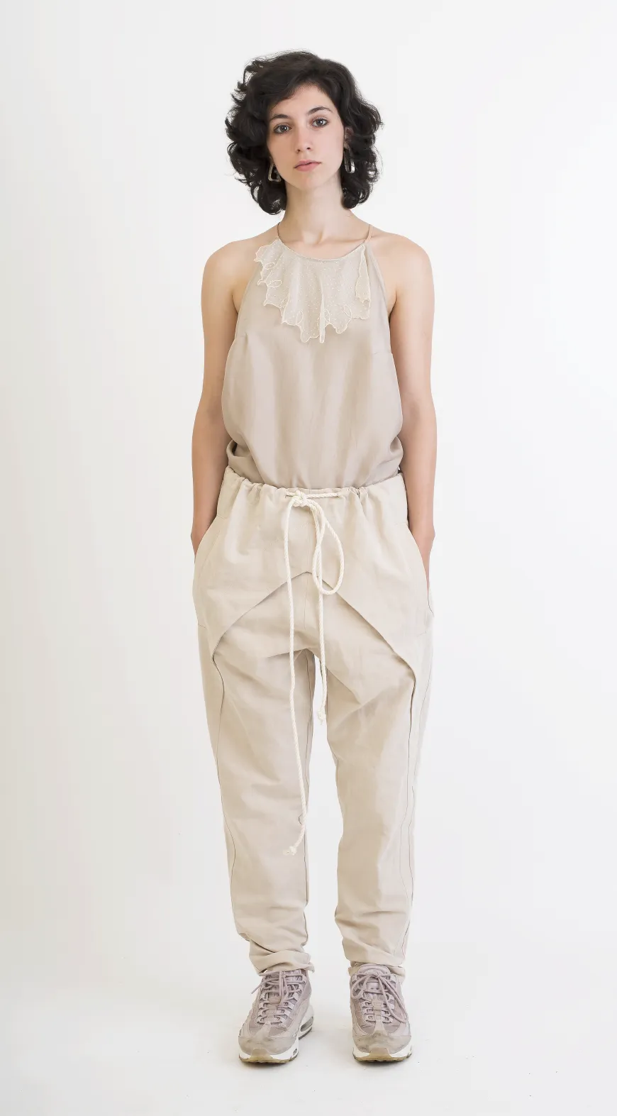 Beige V-carving trousers