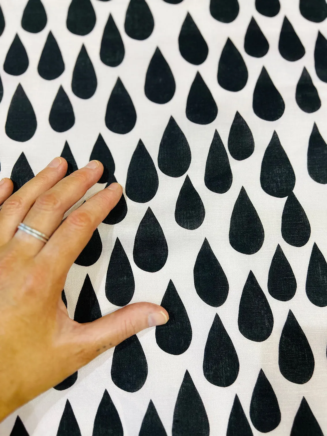 Drops (black) organic cotton linen