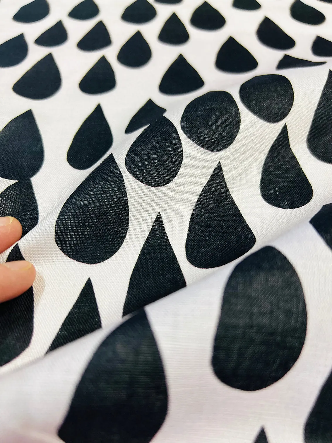 Drops (black) organic cotton linen