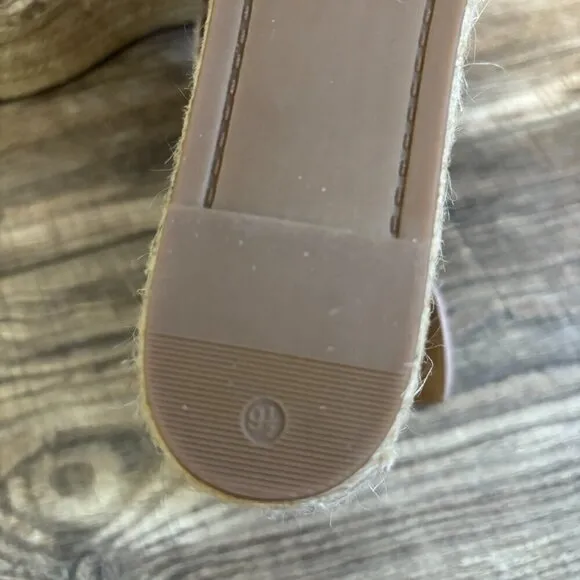 NEW Marc Fisher Aria Scalloped Sling Back Flat Wedge Sandal in Cipria Suede 9.5