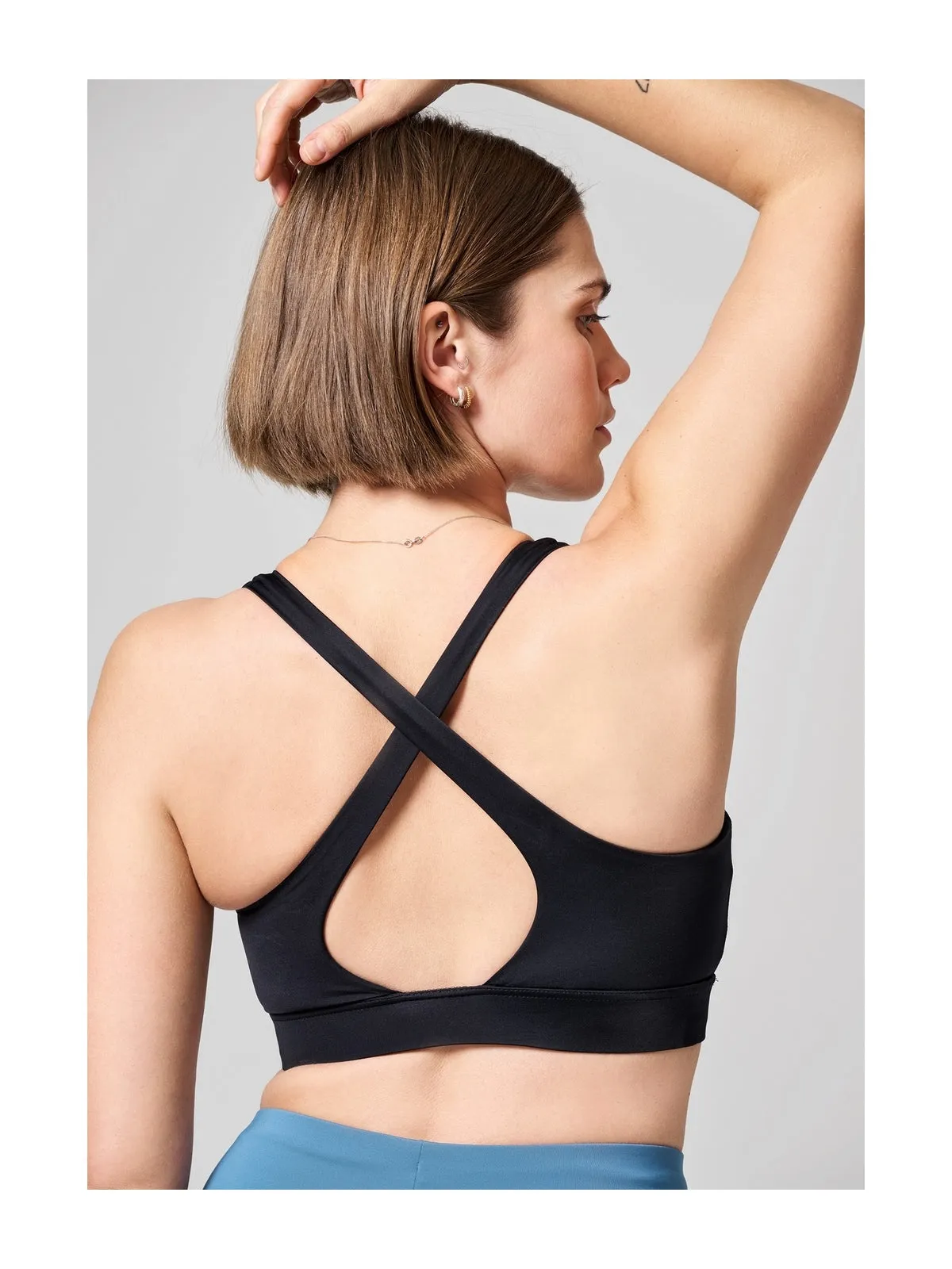 Stanik treningowy CASALL Multifunctional Straps Sports Bra czarny